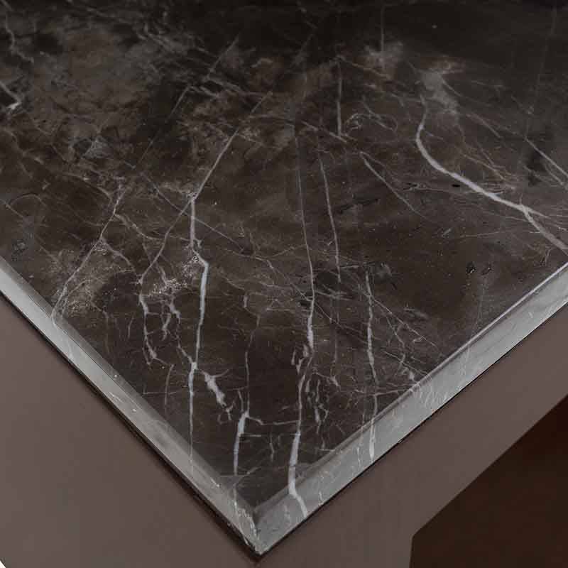 Mesa lateral Berne de madera de nogal y chapa gris, con cubierta de mármol en estilo moderno, frente de 60 cm y altura 57 cm.