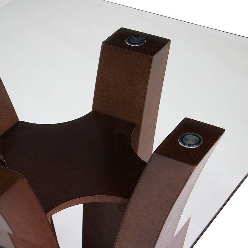 Mesa lateral Tulip de madera nogal con base de metal y cubierta de cristal, frente de 60 cm, altura 50 cm y fondo 60 cm.