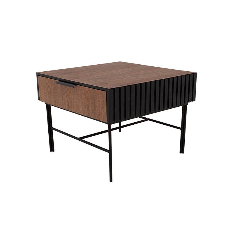 Mesa lateral Jess de madera de pino con acabado en nogal negro, 60x55x60 cm, de lujo y estilo contemporáneo.