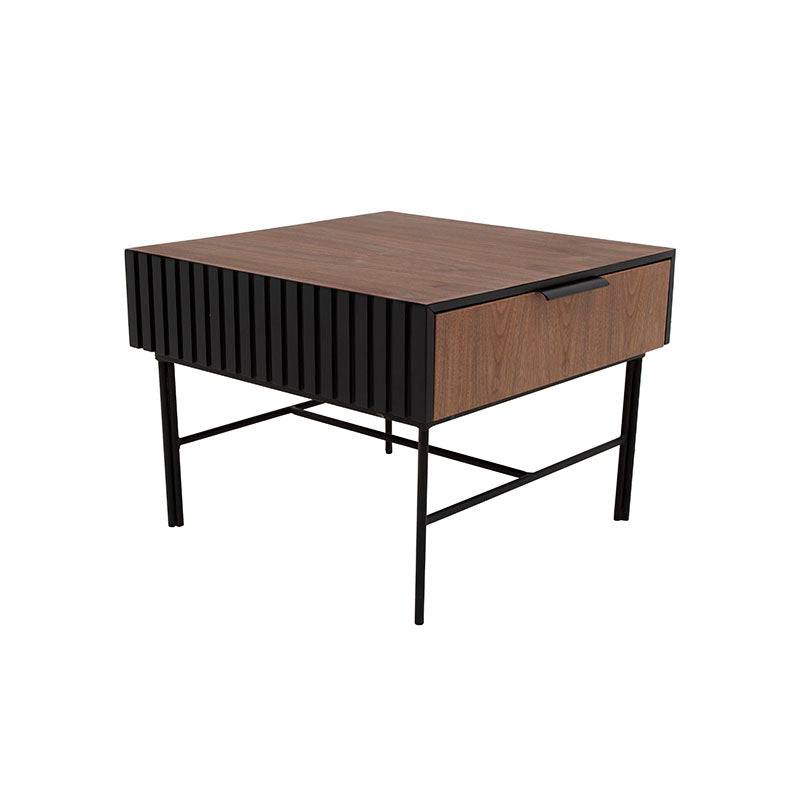Mesa lateral Jess de madera de pino con acabado en nogal negro, frente de 60 cm, altura de 55 cm y fondo de 60 cm.