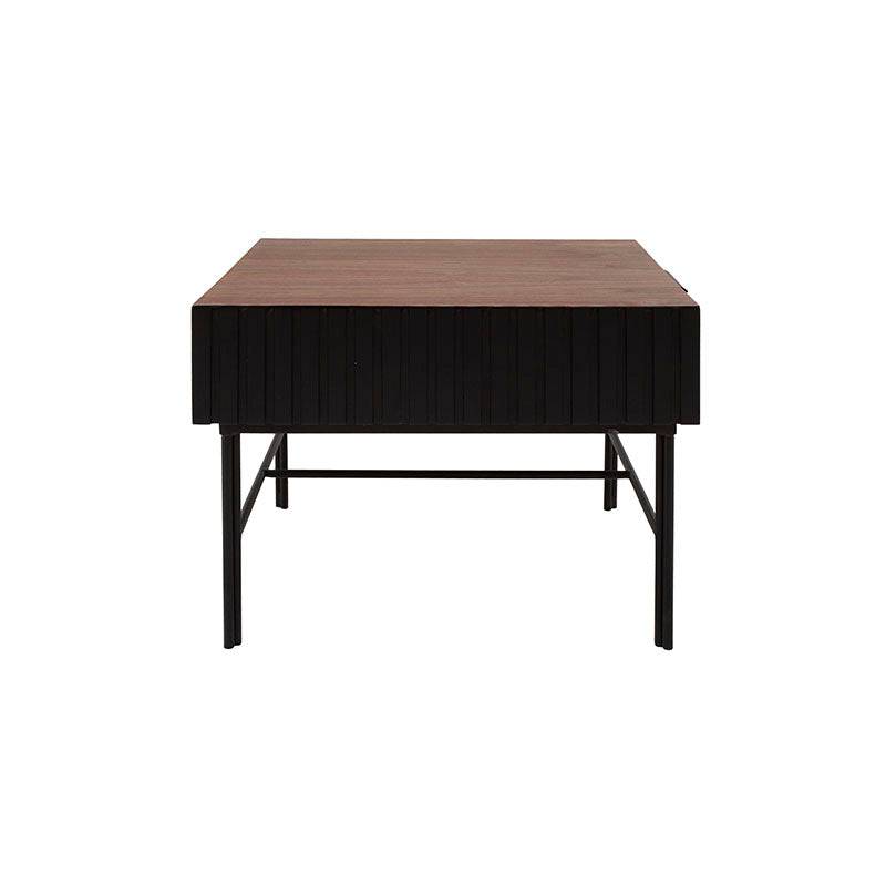 Mesa lateral Jess de Deurope con acabado en nogal negro y madera de pino, frente de 60 cm, altura de 55 cm y fondo de 60 cm.