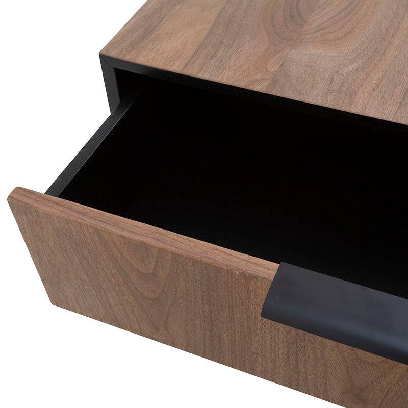 Mesa lateral Jess de madera de pino y chapa de nogal en acabado negro, con dimensiones de 60x55x60 cm.