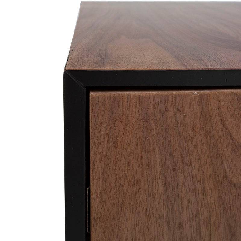 Mesa lateral Jess de Deurope en madera de pino con chapa de nogal, superficie negra, tamaño 60x55x60 cm.