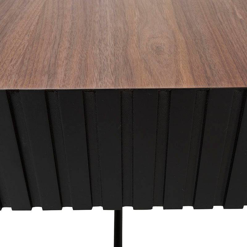 Mesa lateral Jess de madera de pino y chapa de nogal en color negro, con 60 cm de ancho, 55 cm de alto y 60 cm de fondo.