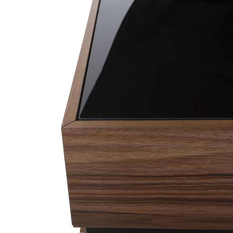 Mesa lateral Zile de madera industrializada, con acabado en melamina, frente de 40 cm, alto de 50 cm y fondo de 40 cm.