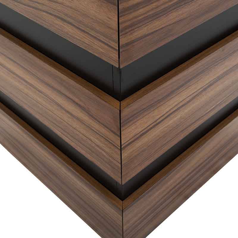 Mesa lateral Zile de madera industrializada en melamina, con acabado en tono parota, frente de 40 cm y altura de 50 cm.