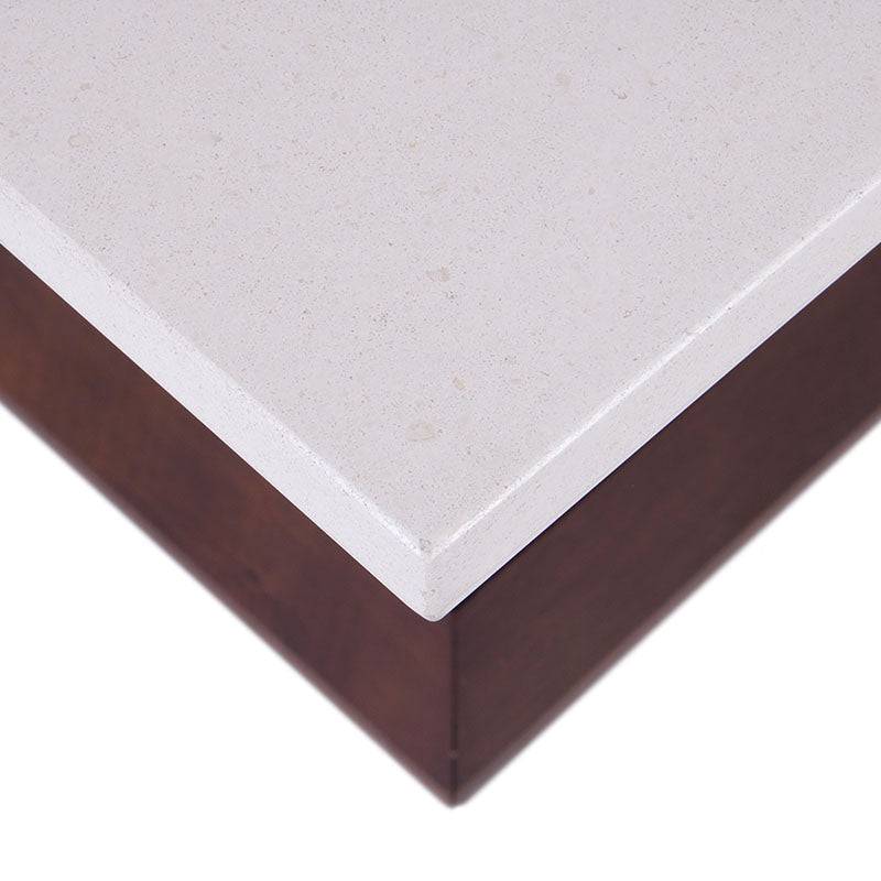 Mesa lateral Mond de madera con chapa de caoba y cubierta de mármol en color tabaco, de 60 cm de frente y alto, 50 cm fondo.