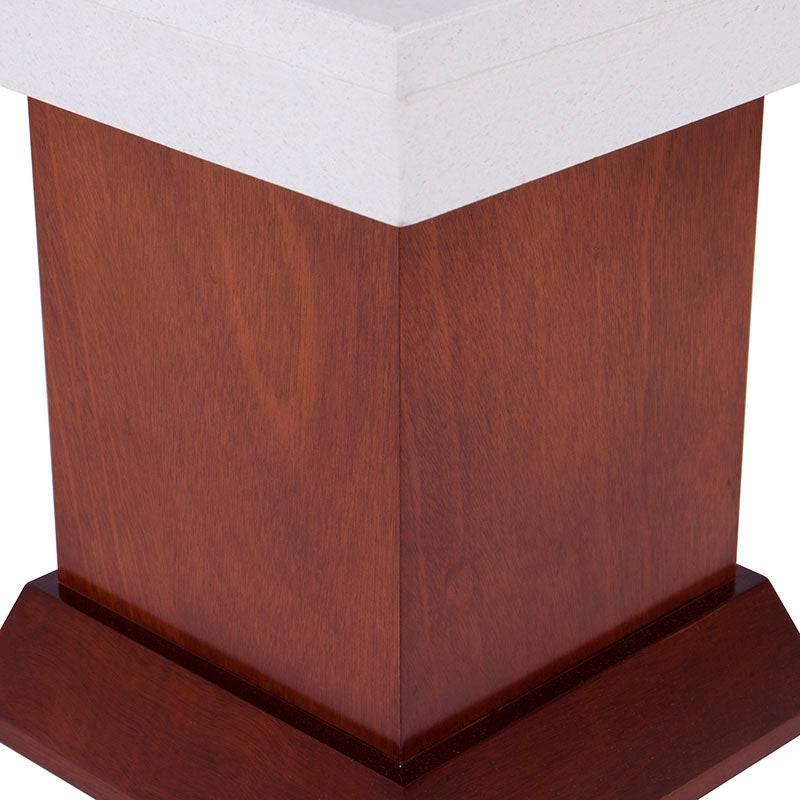 Mesa lateral Mond de madera con chapa de caoba y cubierta de mármol en color tabaco, con dimensiones de 60x50x60 cm.