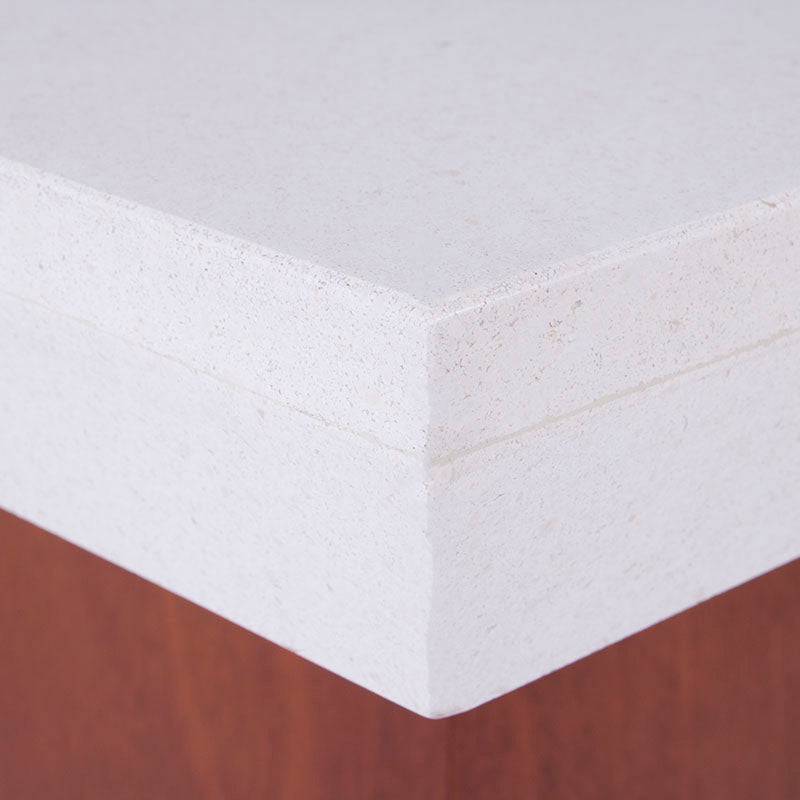 Mesa lateral Mond de Deurope en color tabaco con chapa de caoba y cubierta de mármol, 60x50x60 cm.
