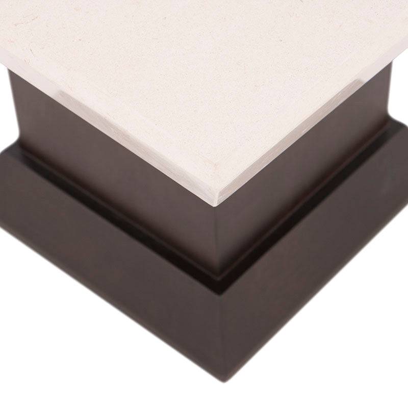 Mesa lateral Mond de madera con acabado en tabaco, chapa de caoba y superficie de mármol, dimensiones 60x50x60 cm.