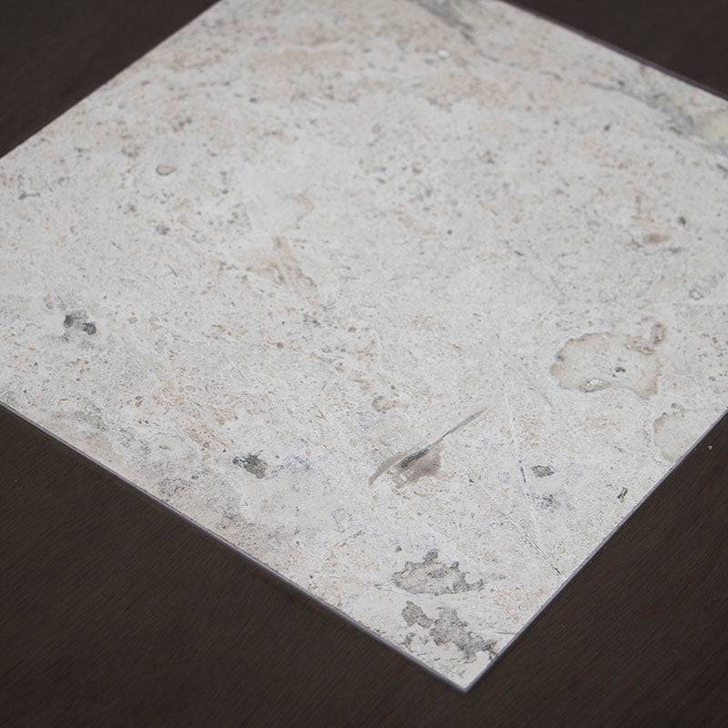 Mesa lateral Tamayo de madera con tapa de caoba, base de mármol y acabado en color tabaco, 60x60x60 cm.