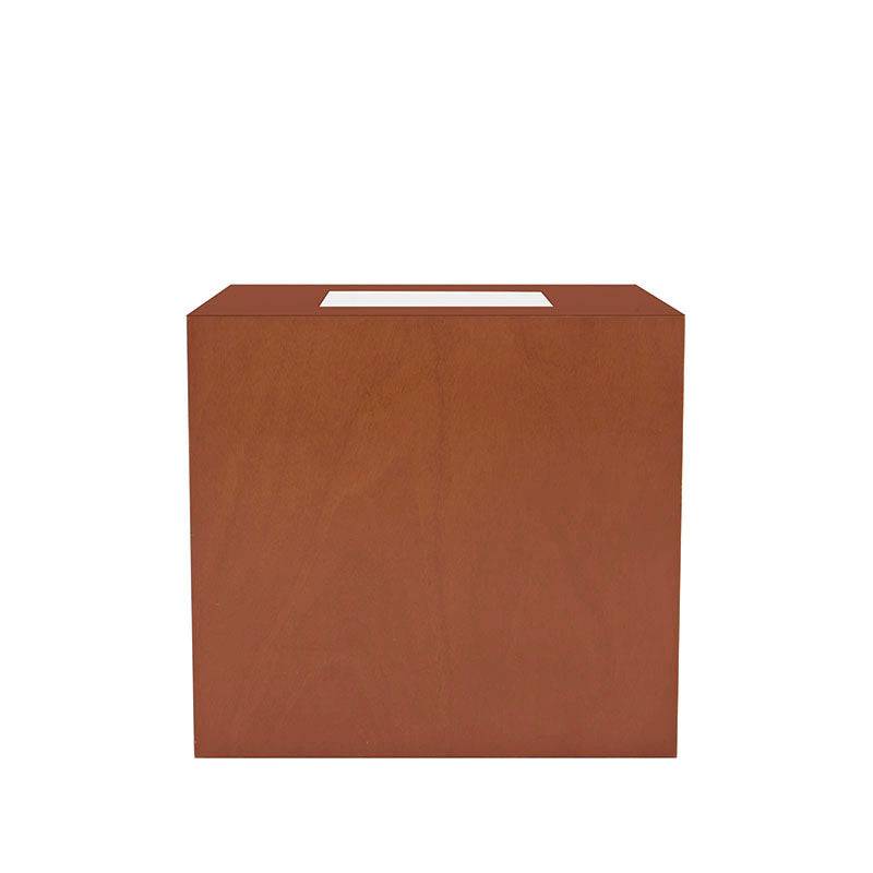 Mesa lateral Tamayo de madera de caoba y placa de mármol, en color tabaco, con dimensiones de 60 cm.