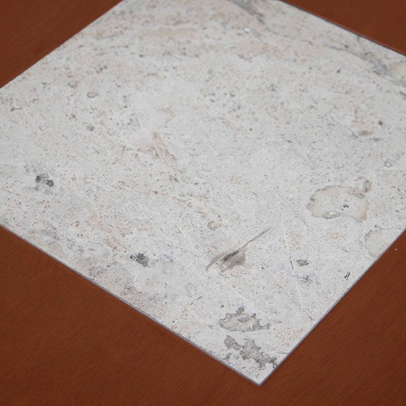 Mesa lateral Tamayo de madera con acabado en tabaco, chapa de caoba y placa de mármol, mide 60 cm en cada dimensión.