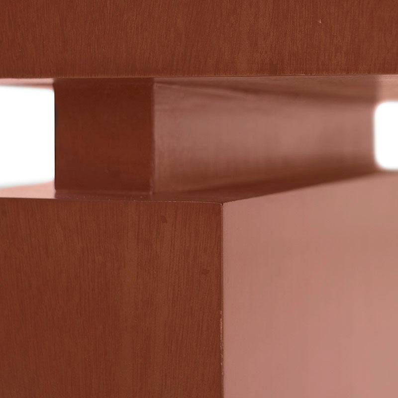 Mesa lateral Tamayo de madera con acabado en tabaco, chapa de caoba y placa de mármol, tamaño 60x60x60 cm.