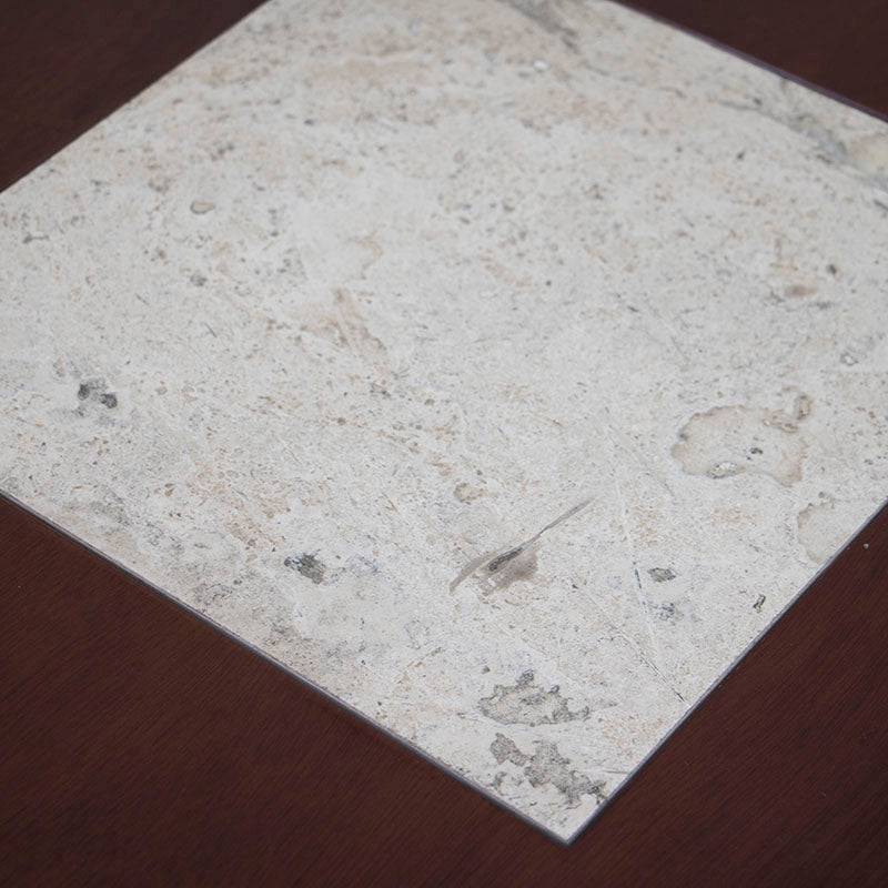 Mesa lateral Tamayo de madera con chapa de caoba y placa de mármol, tamaño 60x60x60 cm, en acabado en tono tabaco.