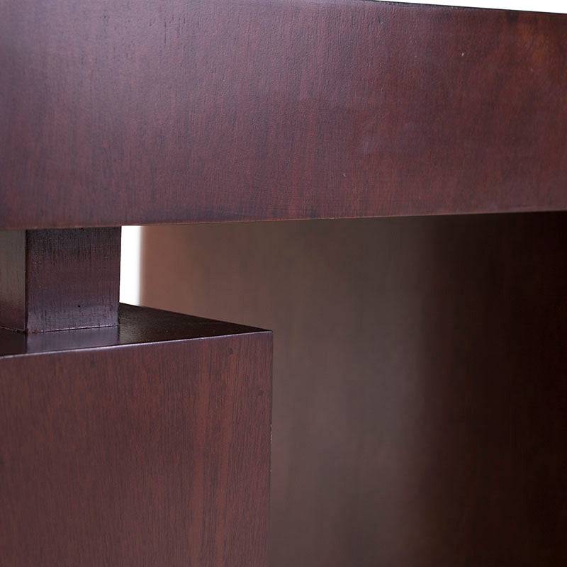 Mesa lateral Tamayo de madera con chapa de caoba y placa de mármol, en color tabaco, dimensiones 60x60x60 cm.