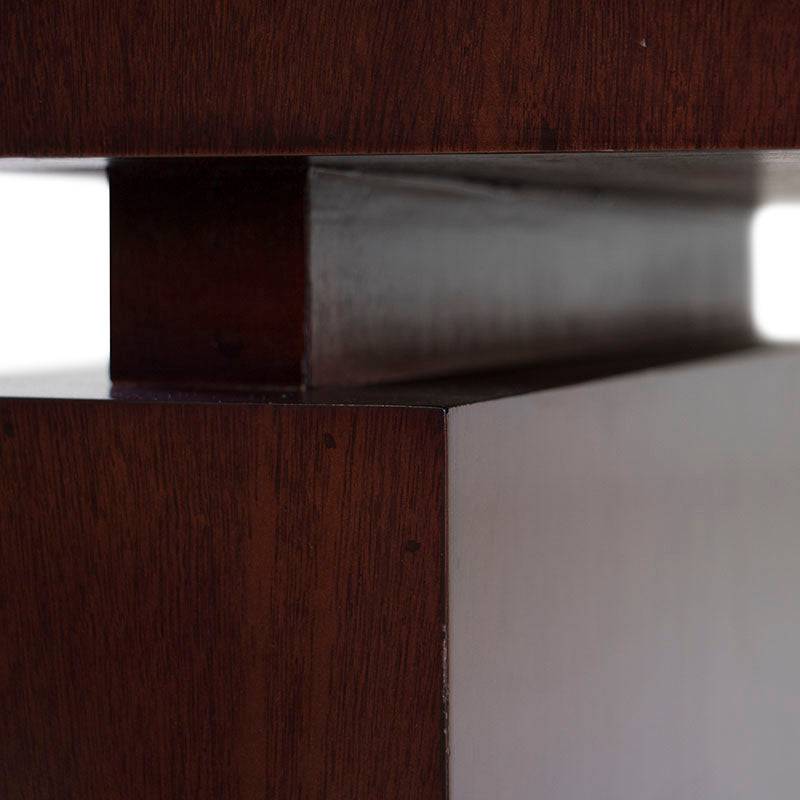 Mesa lateral Tamayo de deurope.com.mx en madera de caoba con placa de mármol, dimensiones 60x60x60 cm, estilo elegante.