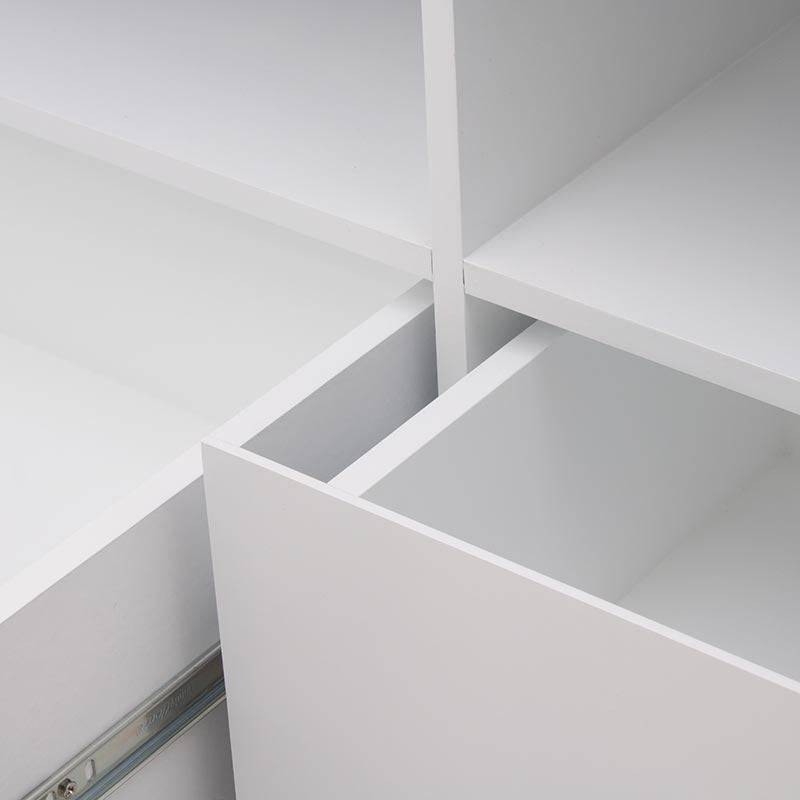 Mueble para TV Eros decolor blanco con acabado en chapa de encino, 140 cm de ancho, 55 cm de alto y fondo de 44 cm.
