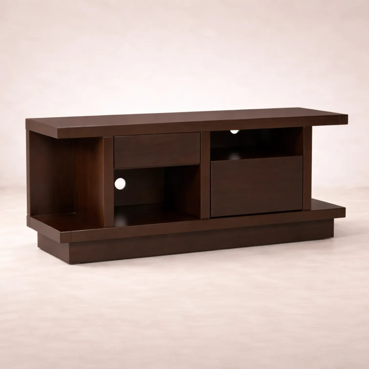 Mueble para TV Lisboa de madera industrializada en tono café, con espacio para televisor y almacenamiento, de aproximadamente 140 cm de ancho.