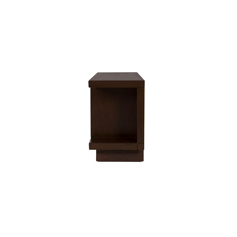 Mueble para TV Lisboa de madera industrializada en color café, con 140 cm de ancho y 60 cm de alto, frente a la pared.