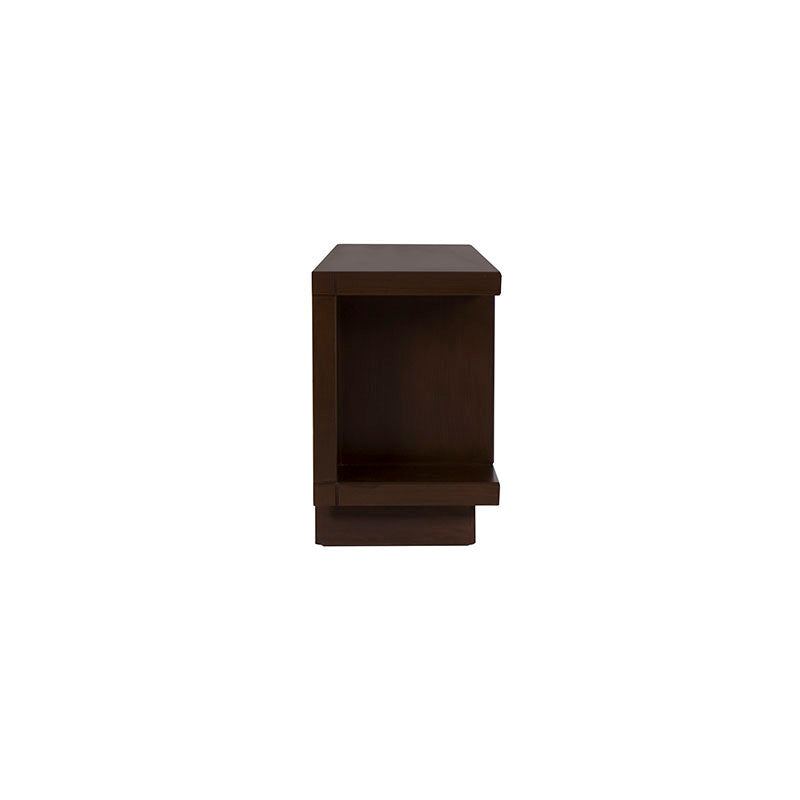 Mueble para TV Lisboa de madera industrializada en color café, con espacio para dispositivos y decoración.