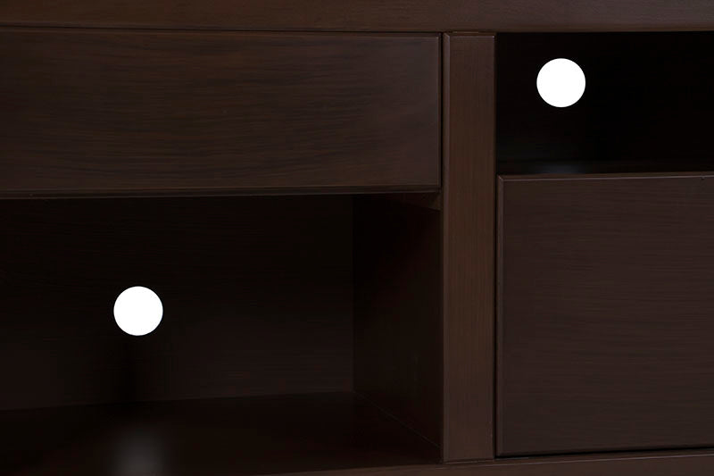 Mueble para TV Lisboa de madera industrializada en color café, con 140 cm de ancho, 60 cm de alto y 40 cm de fondo.