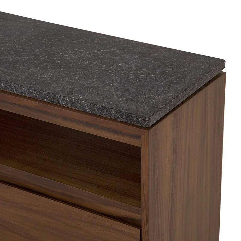 Mueble de TV Montecarlo de estilo moderno en color oscuro, con espacio para dispositivos y decoración.