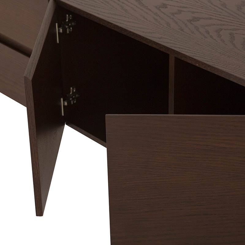 Mueble de TV Zeus de estilo moderno en color madera, con espacio para dispositivos y decoración, ideal para sala de estar.