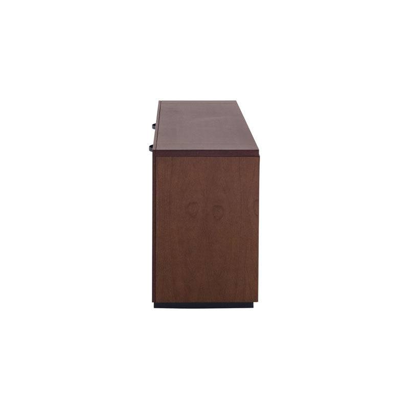 Mueble para TV Bourbon de deurope.com.mx, diseño elegante en madera, con espacio para dispositivos y decoración en la sala.