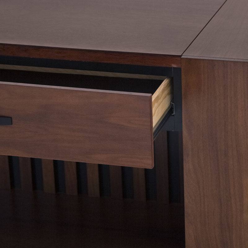 Mueble para TV Bourbon de estilo clásico, en color marrón oscuro, con espacio para dispositivos y almacenamiento en madera sólida.