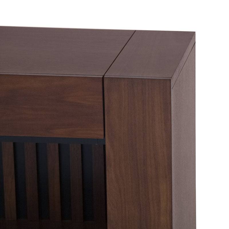 Mueble para TV Bourbon de estilo clásico, en madera oscura con compartimentos y espacio para electrónicos.