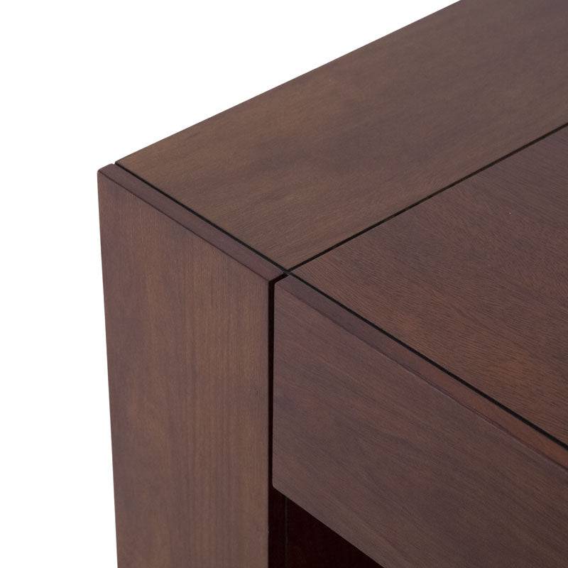 Mueble para TV Bourbon en color madera natural, de madera robusta, con espacio para dispositivos y decoración.