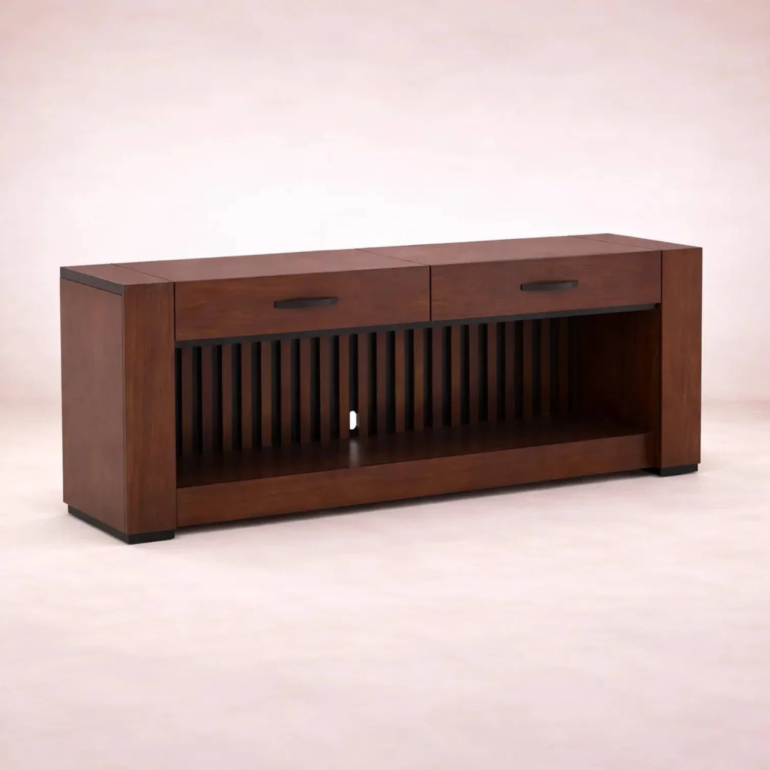 Mueble para TV Bourbon de deurope.com.mx en madera con espacio para dispositivos y almacenamiento, estilo clásico y funcional
