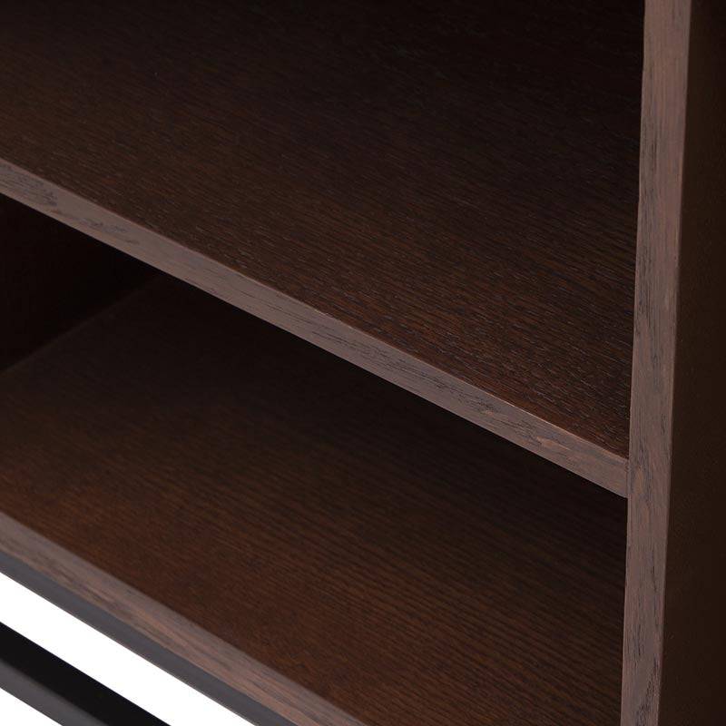 Mueble para TV Hermes de madera de encino, frente, 120 cm de ancho, 55 cm de alto y 40 cm de fondo, en acabado de chapa de encino.