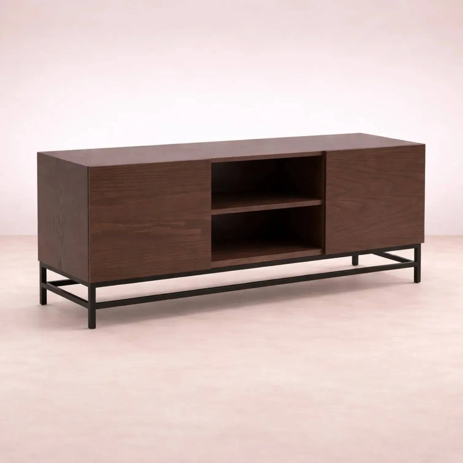 Mueble para TV Hermes de chapa de encino, 120 cm de ancho, 55 cm de alto y 40 cm de fondo, en acabado elegante.
