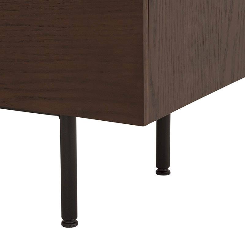 Mueble para TV Zeus de madera en acabado medio, con espacio para electrodomésticos y almacenamiento en el salón.