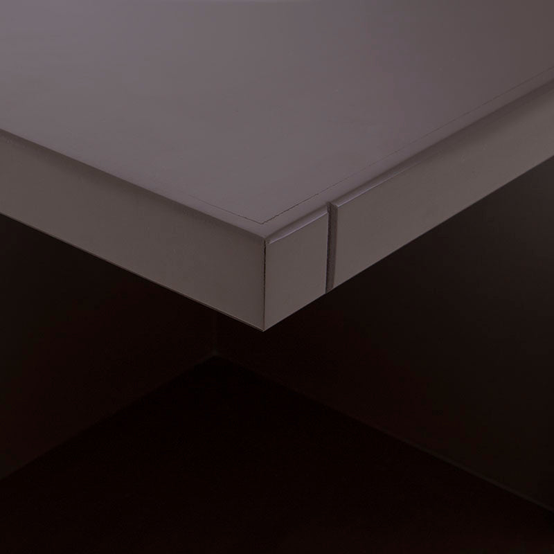 Mueble para TV Asturias de madera industrializada en color moka, con 140 cm de ancho, 104 cm de alto y 40 cm de fondo.