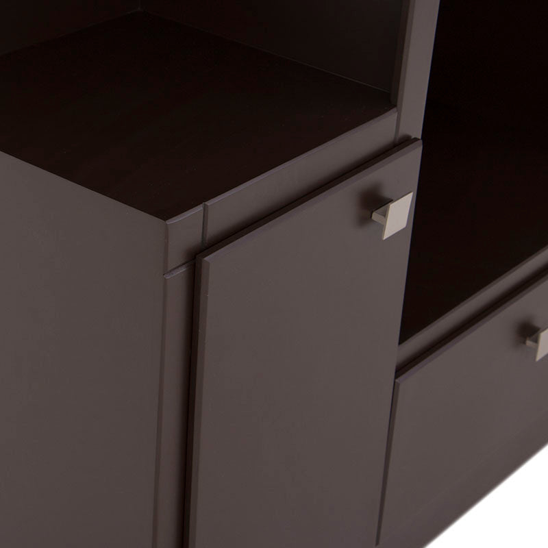 Mueble para TV Asturias deDeurope.com.mx en estilo industrial con acabado moka, 140 cm de ancho, 104 cm de alto y 40 cm de fondo.