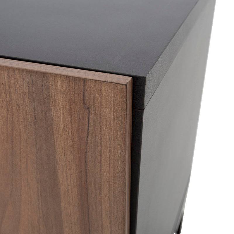 Mueble para TV Lazy de Deurope en color negro nogal, madera industrializada, con espacio para televisor y almacenamiento.