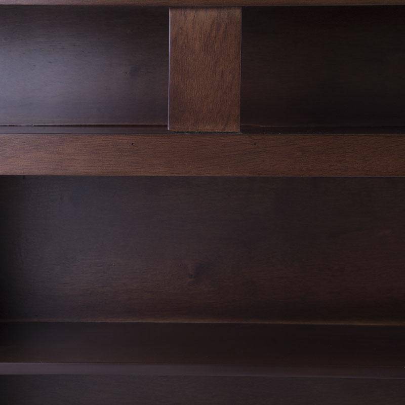 Mueble para TV Tamayo de madera de caoba en tono tabaco, con 160 cm de ancho, 70 cm de alto y 30 cm de fondo.