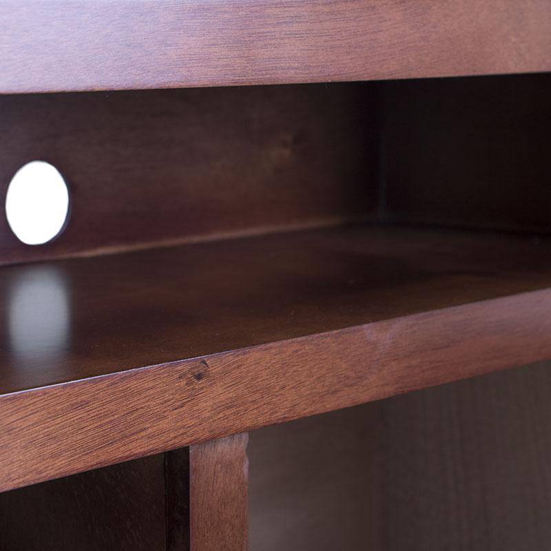 Mueble para TV Tamayo en madera de caoba con acabado en tabaco, 160 cm de ancho, 70 cm de alto y 30 cm de fondo.