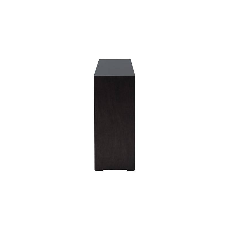 Mueble para TV Tamayo de madera de caoba en acabado tabaco, con 160 cm de ancho, 70 cm de alto y 30 cm de fondo.