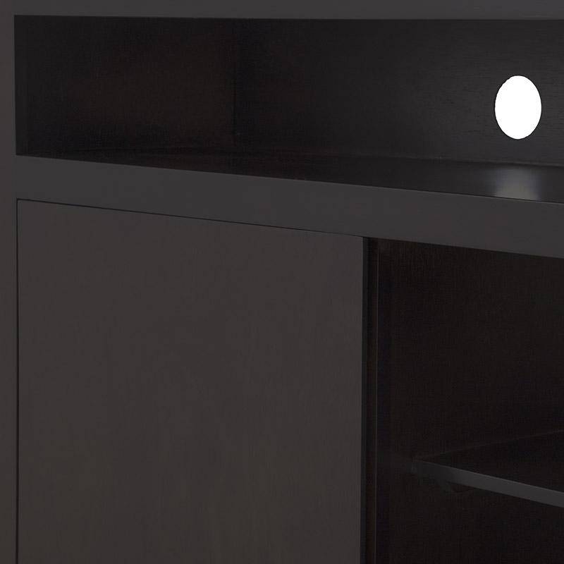 Mueble para TV Tamayo de madera con acabado en tabaco y chapa de caoba, frente de 160 cm, alto 70 cm, fondo 30 cm.