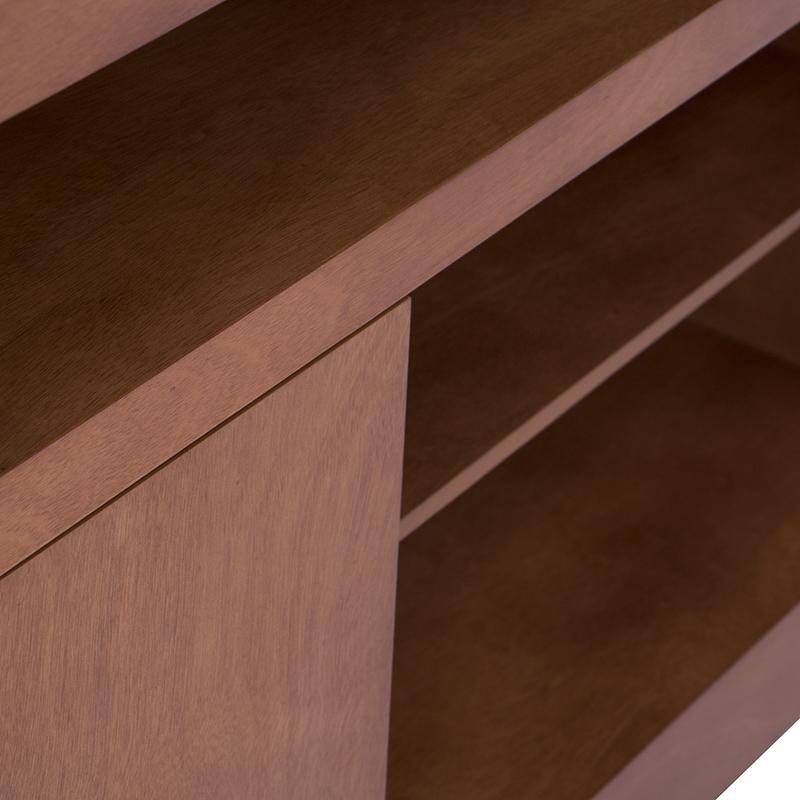 Mueble para TV Tamayo de madera de caoba en acabado tabaco, con espacio para televisor y almacenamiento, medidas 160x70x30 cm.