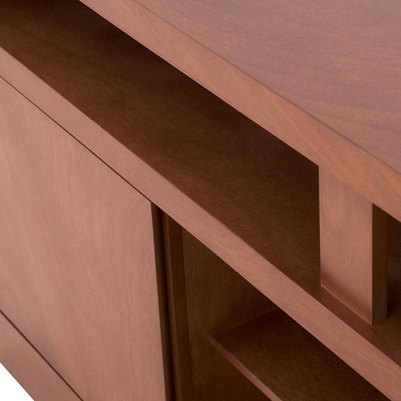Mueble para TV Tamayo de madera en tono tabaco con chapa de caoba, 160 cm de largo, 70 cm de alto y 30 cm de fondo.