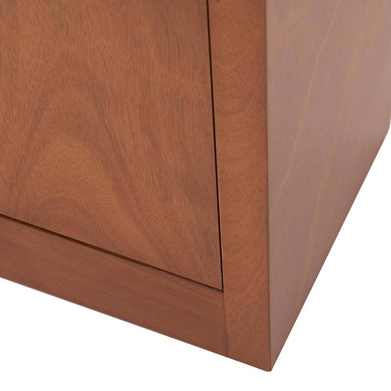 Mueble para TV Tamayo de madera de caoba en acabado tabaco, con frente amplio y espacio para dispositivos electrónicos.