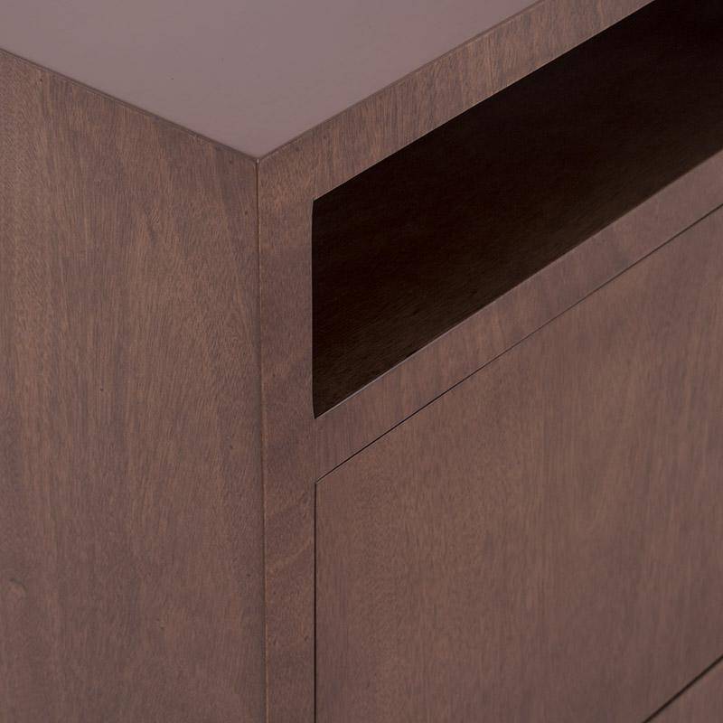 Mueble para TV Tamayo de madera de caoba con acabado en tabaco, 160 cm de ancho, 70 cm de alto y 30 cm de fondo.
