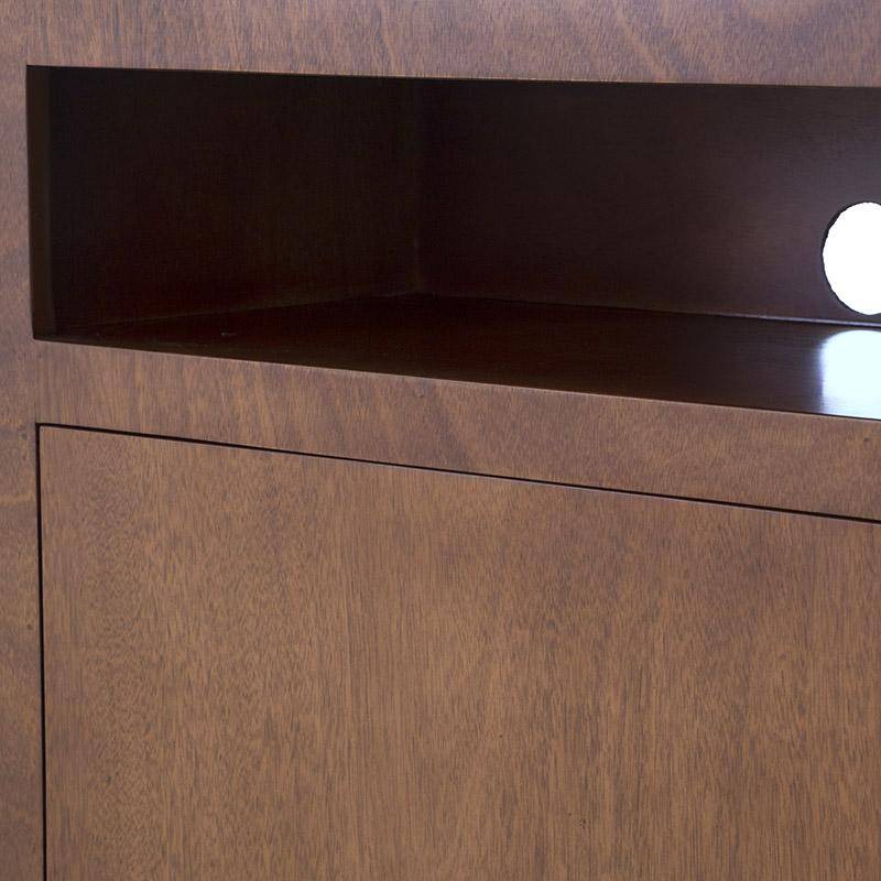 Mueble para TV Tamayo de madera de caoba en acabado tabaco, con puertas y espacio para dispositivos electrónicos.