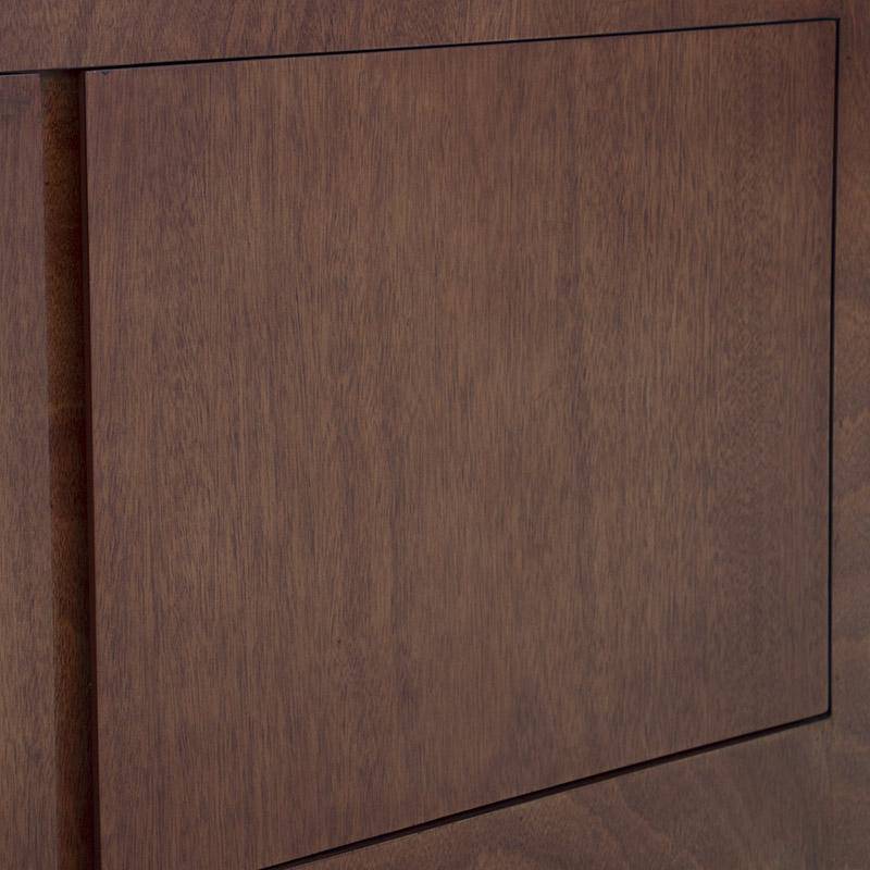 Mueble para TV Tamayo de madera con acabado en caoba, frente de 160 cm, alto de 70 cm y fondo de 30 cm en tono tabaco.