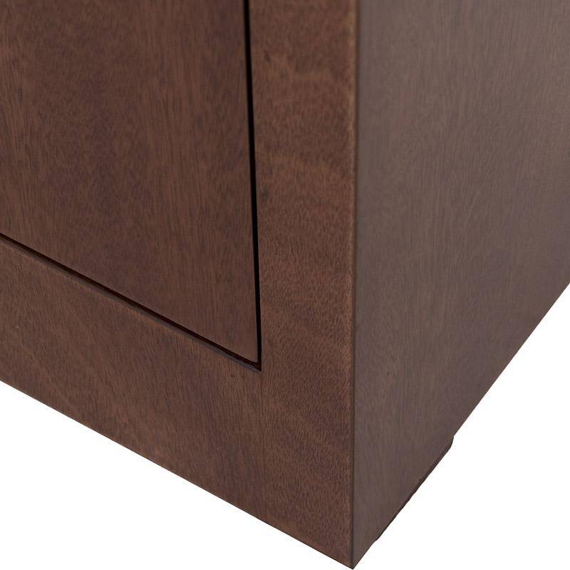 Mueble para TV Tamayo de madera de caoba en acabado tabaco, con dimensiones de 160 cm de ancho, 70 cm de alto y 30 cm de fondo.